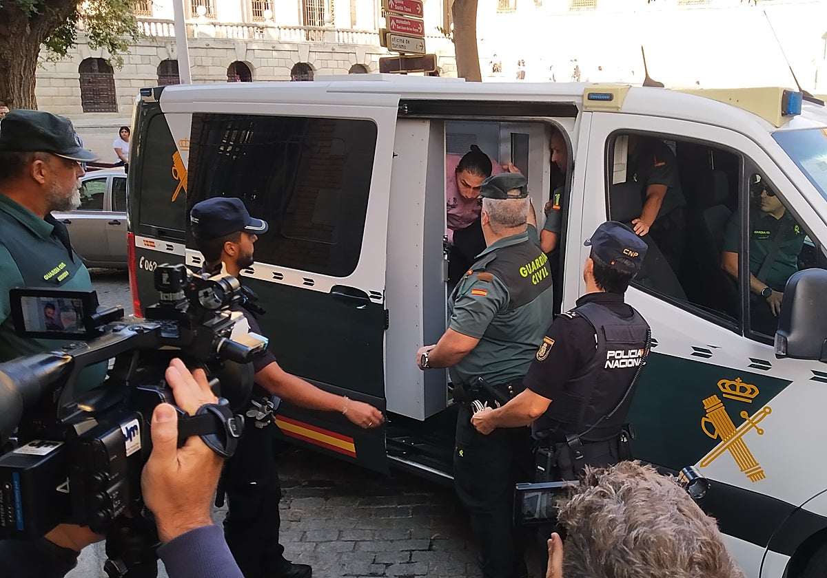 Uno de los acusados al llegar esta mañana a la Audiencia de Toledo