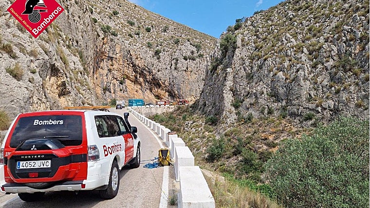 Un camión se despeña por un barranco de quince metros y sus dos ocupantes quedan atrapados en Alicante