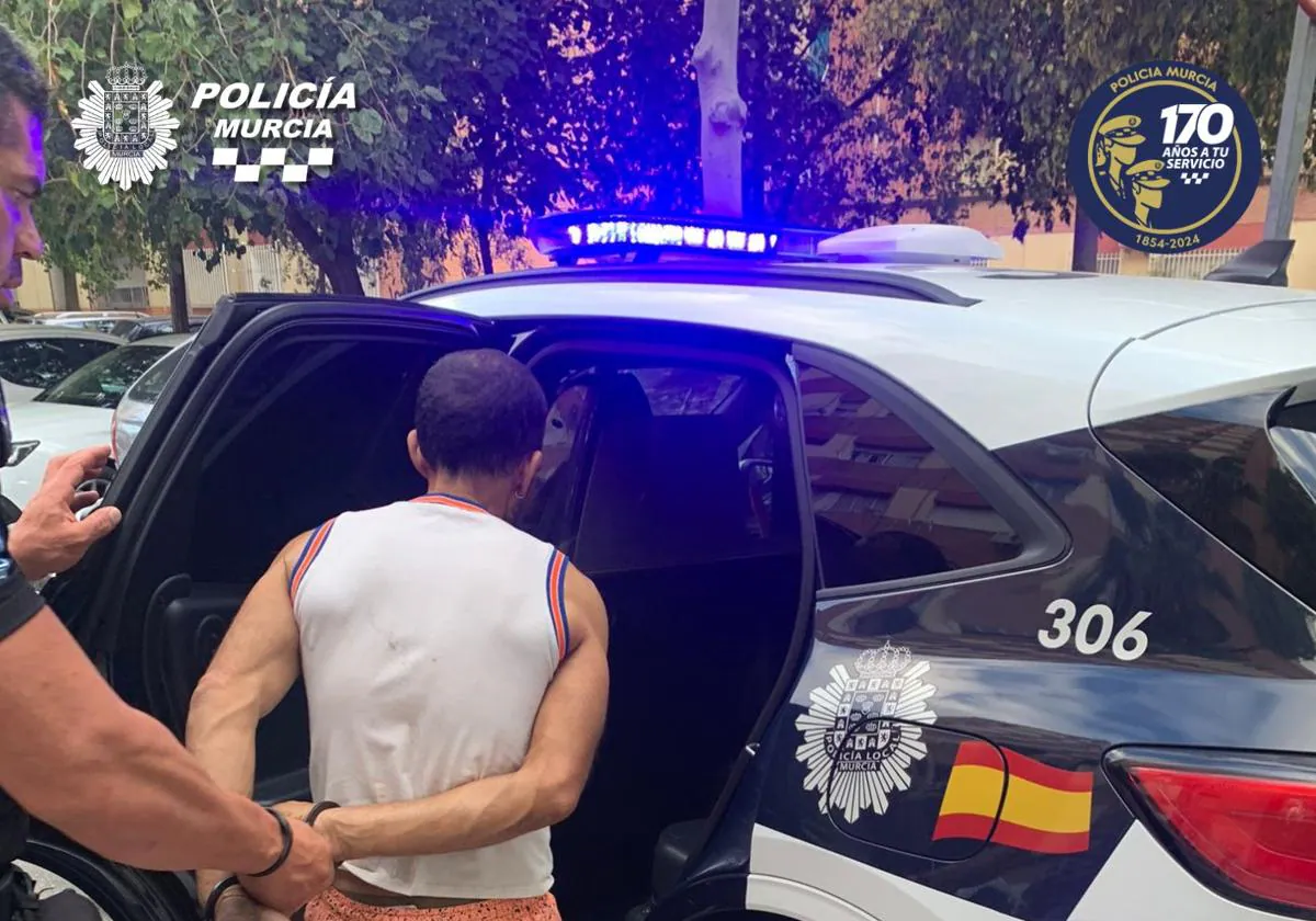 El detenido custoriado por la Policía Local de Murcia