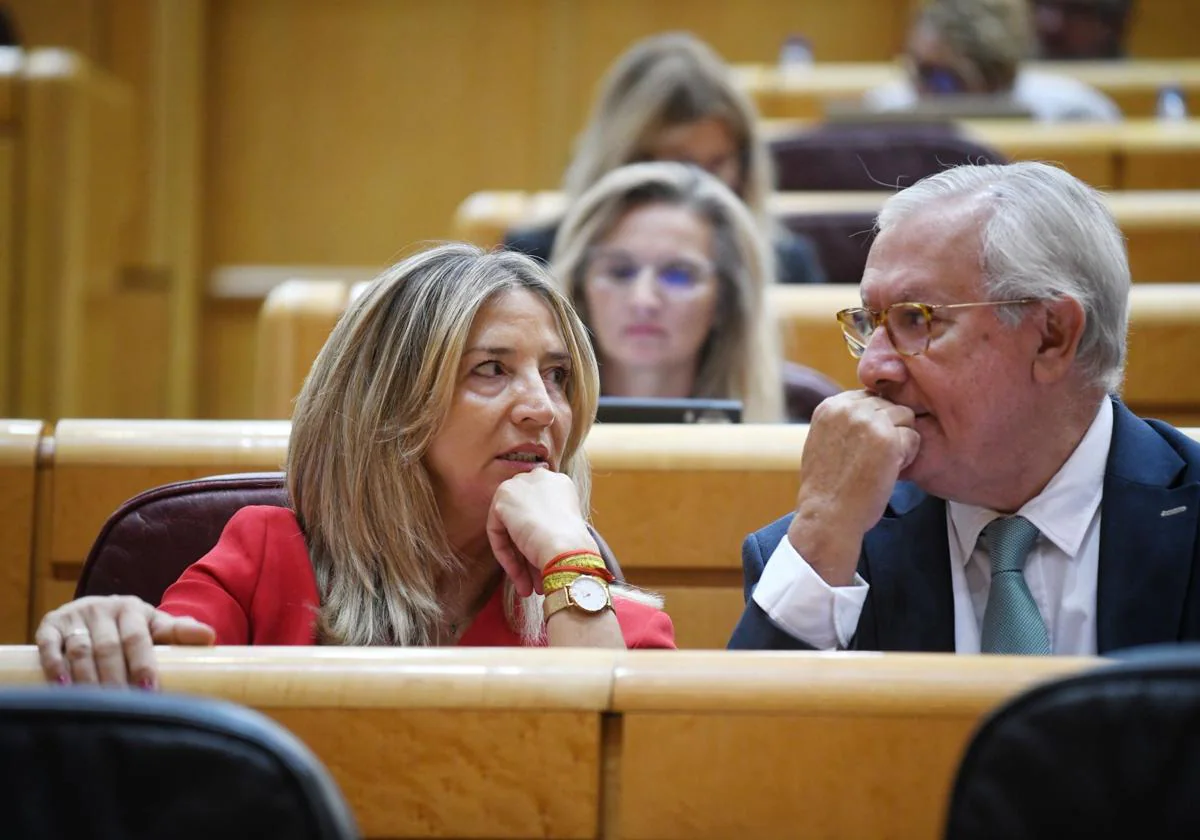 Alicia García, portavoz del PP en el Senado, y el senador Javier Arenas