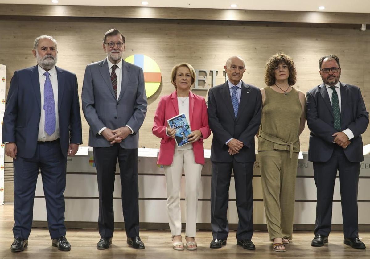 Los autores, junto a Rajoy y representates del CEU y de la editorial Almuzara