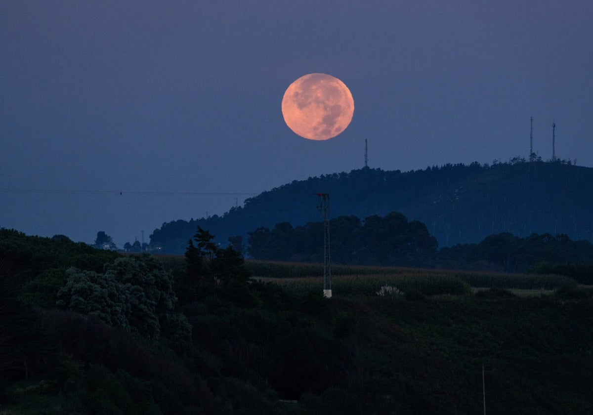 Luna llena sobre un monte de Galicia en la madrugada del miércoles