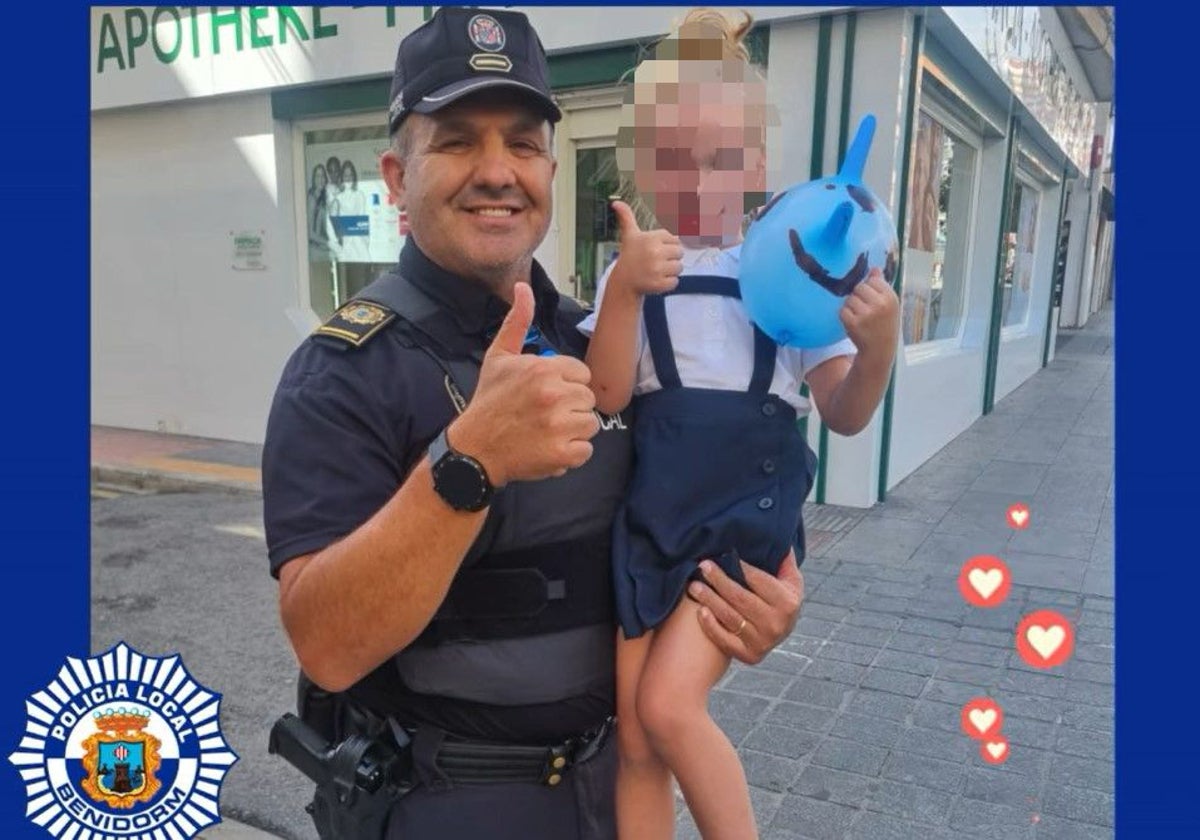 La imagen del policía local de Benidorm con la niña que ha salvado en brazos, foto difundida en las redes sociales