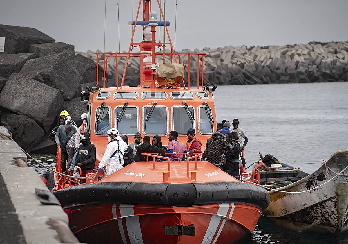 Los Servicios de Emergencias atienden a varios migrantes en el puerto de La Restinga,  en El Hierro