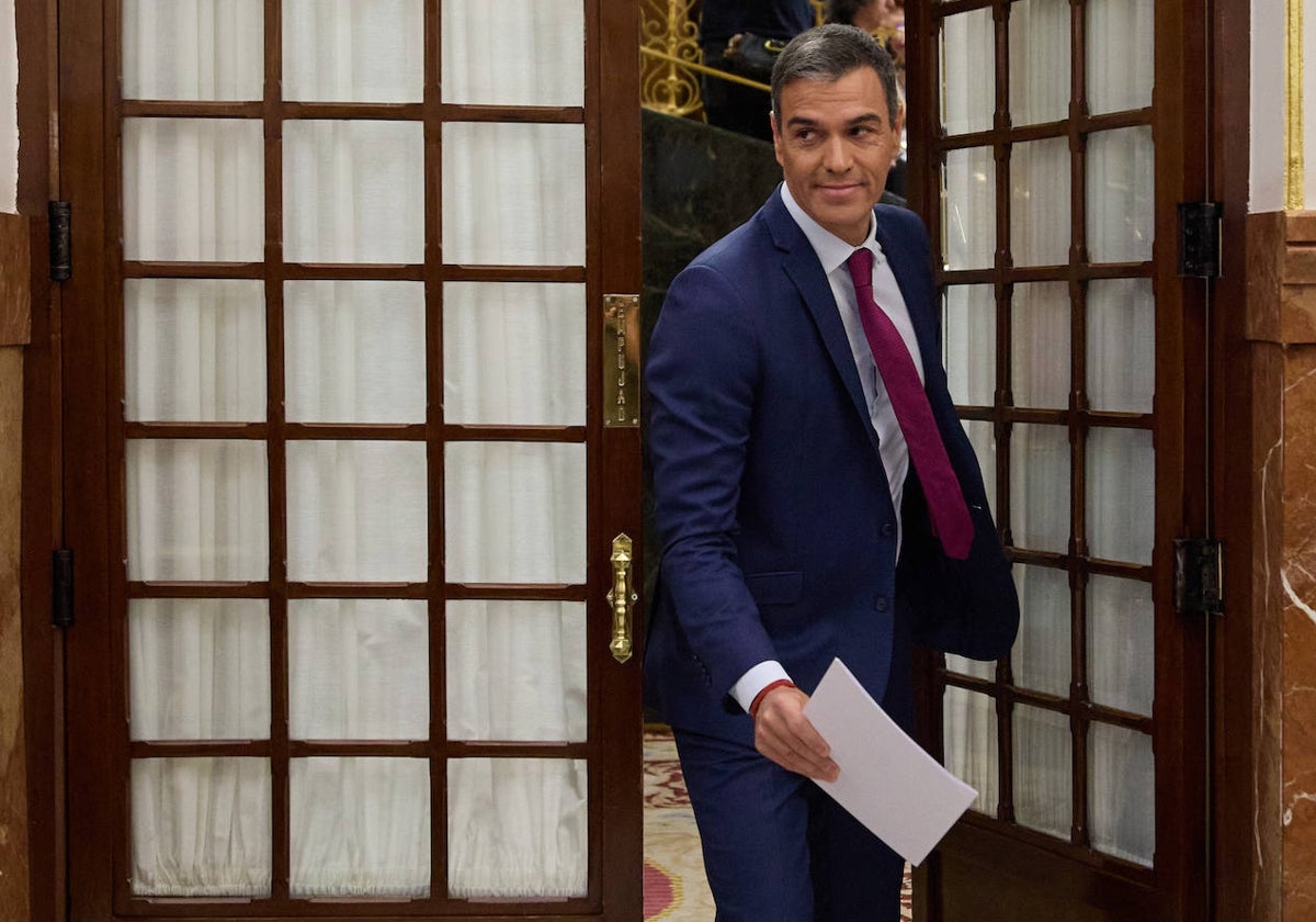 El presidente del Gobierno, Pedro Sánchez, sale de una sesión de control al Gobierno