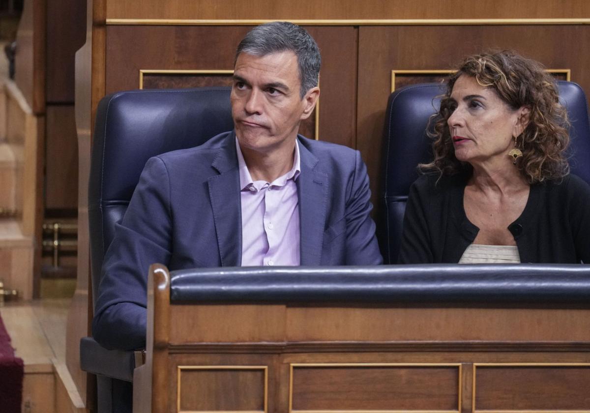 Pedro Sánchez y María Jesús Montero muestran su decepción tras una votación perdida