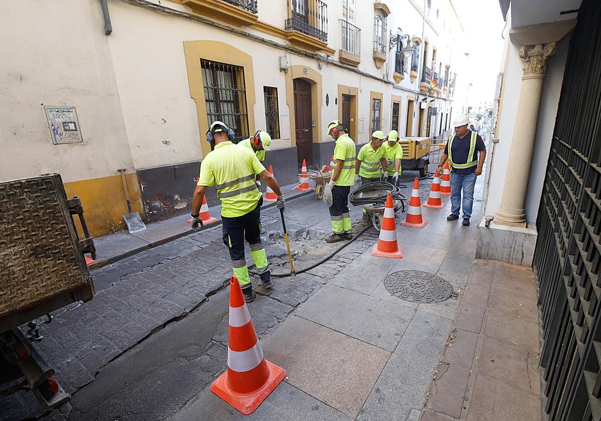 Trabajos en la calle Alfaros en junio de 2022