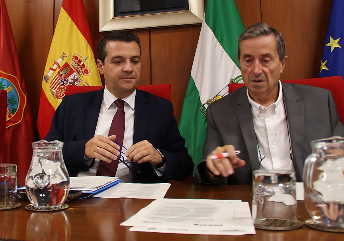el alcalde de Córdoba, José María Bellido, en el Pleno junto al secretario del mismo