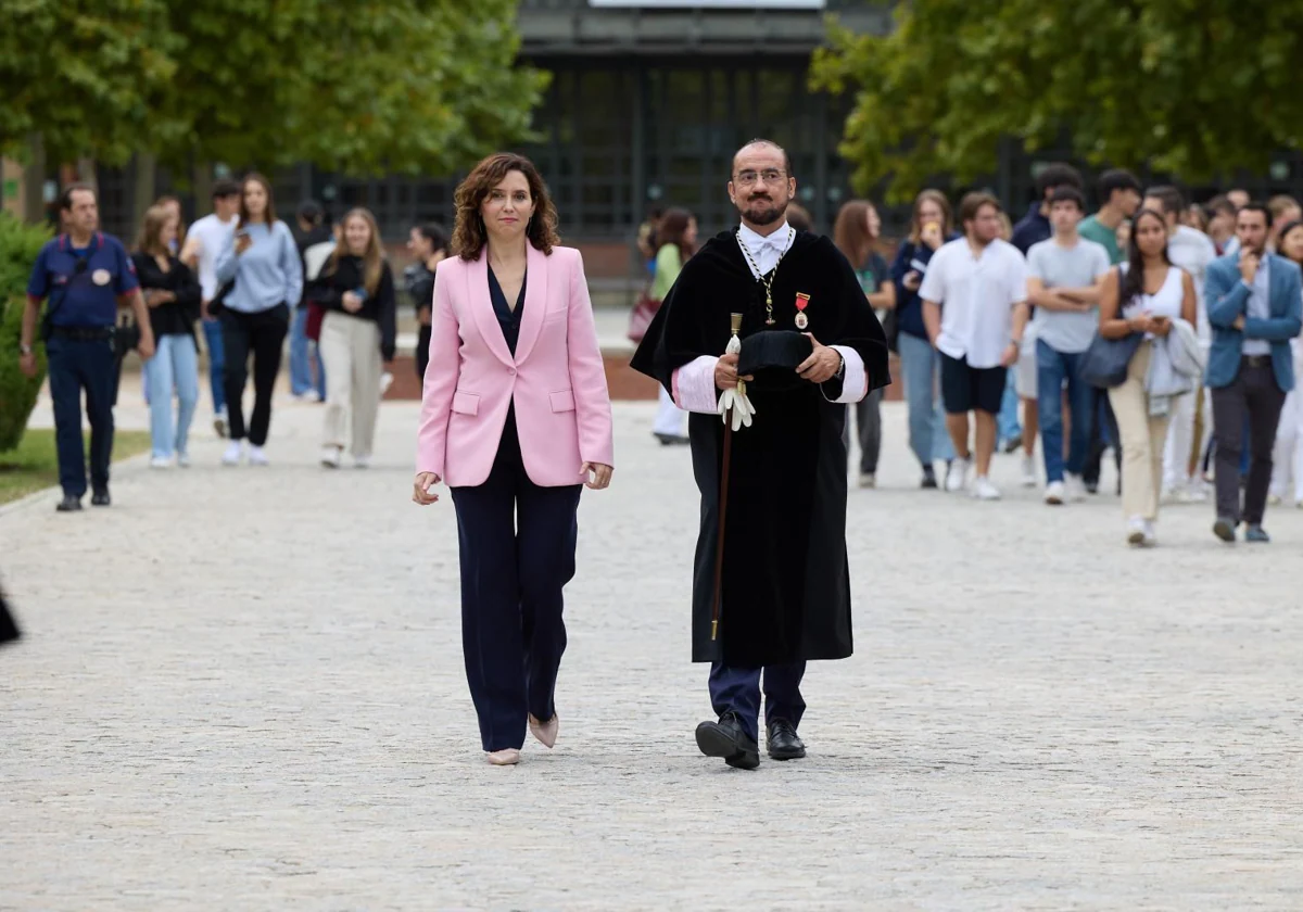 Isabel Díaz Ayuso, con el rector de la Universidad Carlos III, Ángel Arias