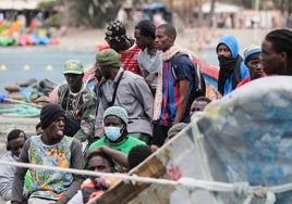 Lanzarote colapsa mientras sigue el goteo de cayucos, con más de 350 migrantes llegados a Canarias