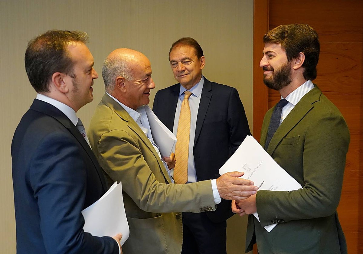 García Nieto saluda a Gallardo en presencia de otros procuradores