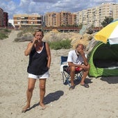 Una pareja duerme en la playa en Alicante desde julio por no poder pagar alquiler y para sacrificarse por su hija