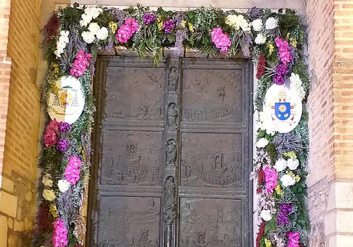 Puerta de la basílica menor del Cristo de la Vera Cruz