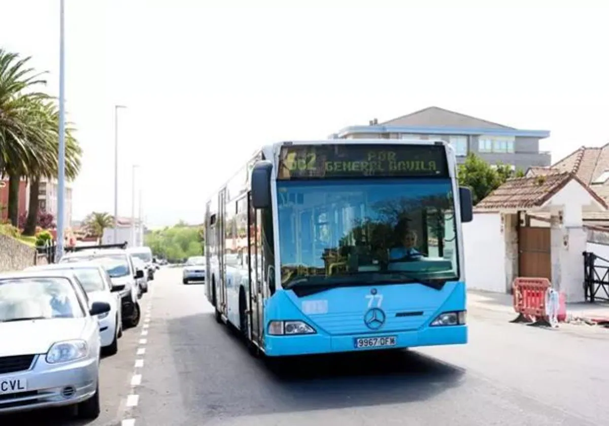 Un autobús de Santander circula en la calle