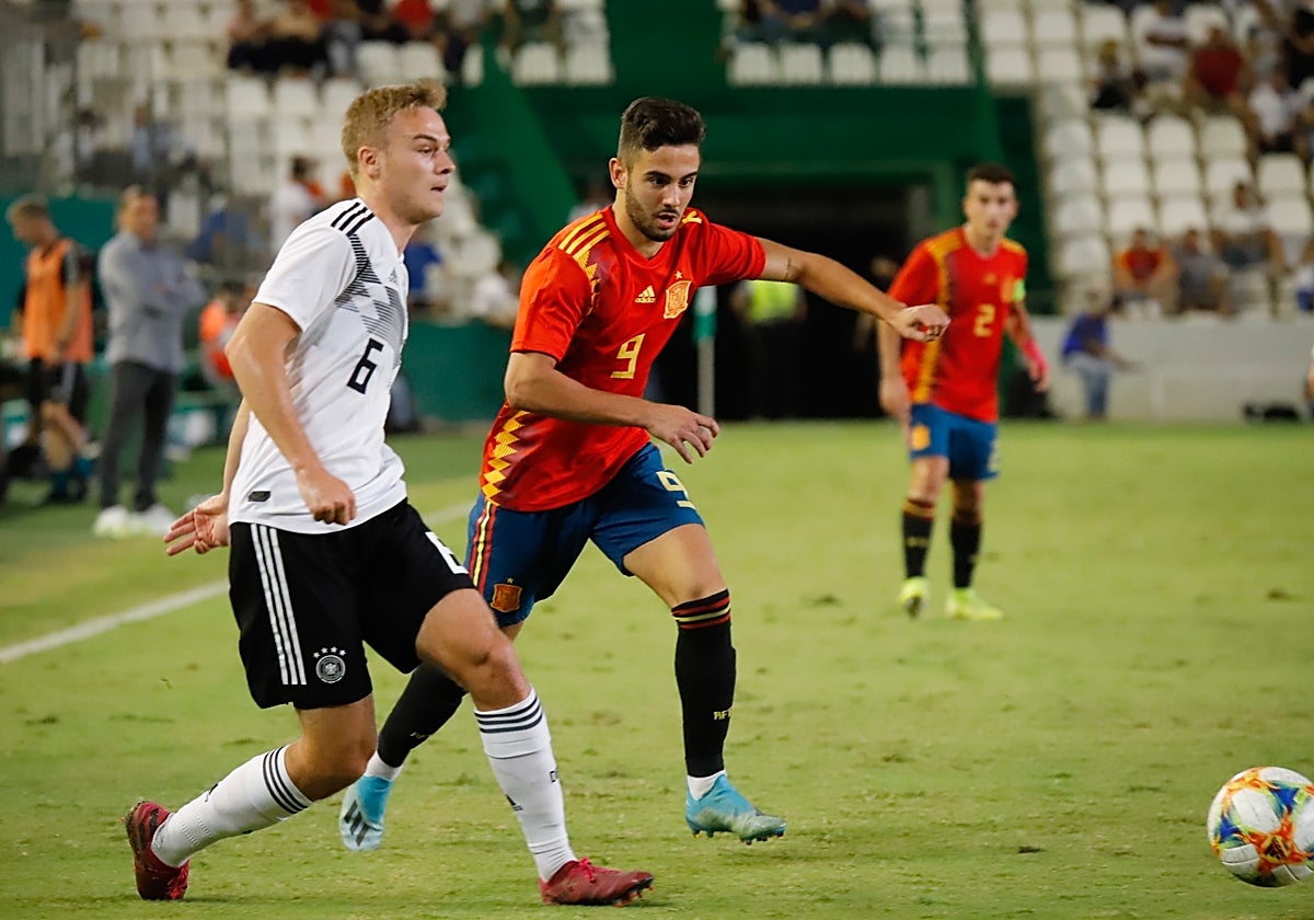 El excordobesista Andrés Martín brega por el balón con la selección masculina sub-21 en el Arcángel