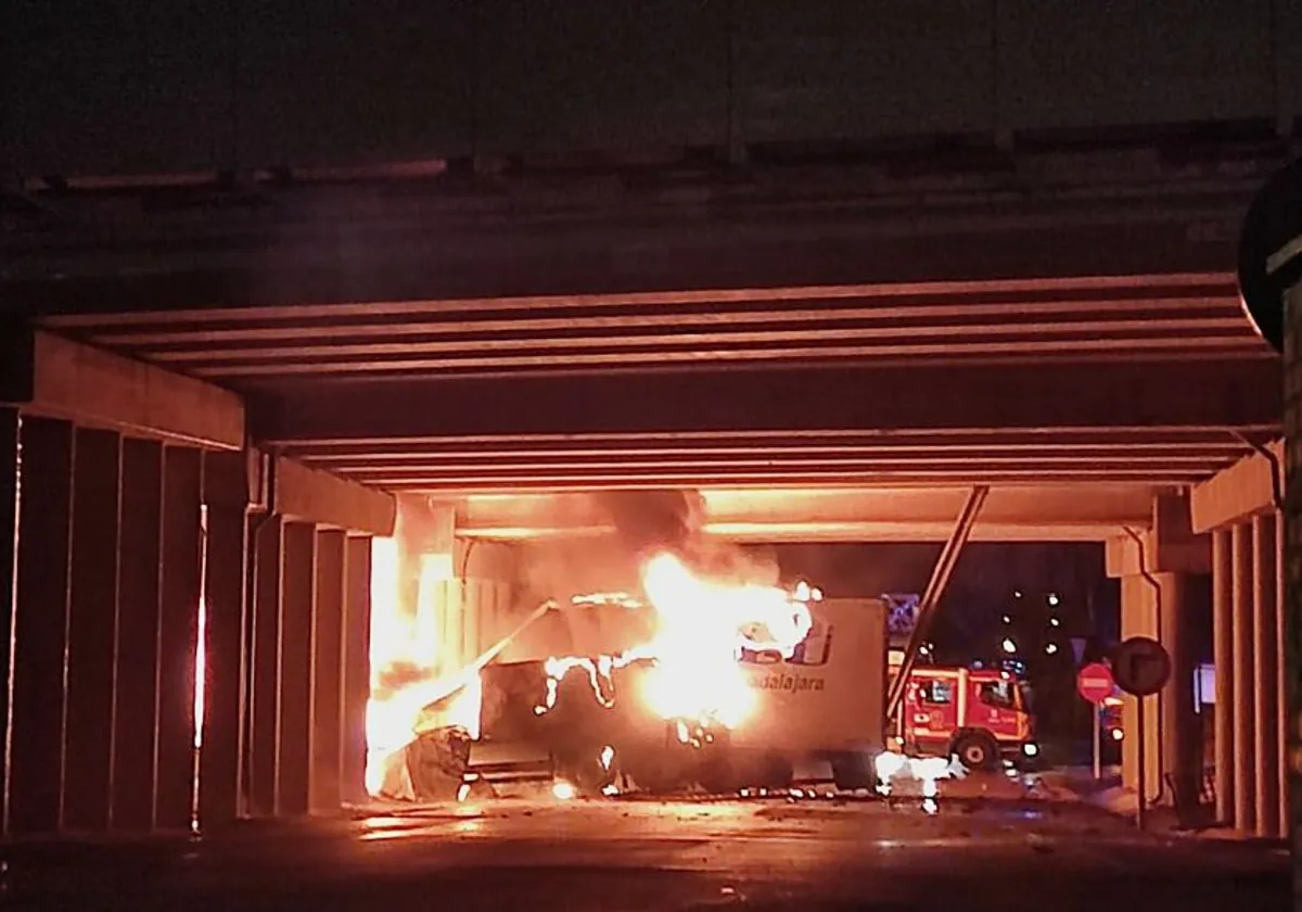 Muere el conductor de un camión frigorífico tras caer desde un puente por la A-2, en Taracena, e incendiarse el vehículo