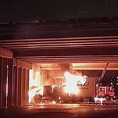 Muere el conductor de un camión frigorífico tras caer desde un puente por la A-2 e incendiarse el vehículo