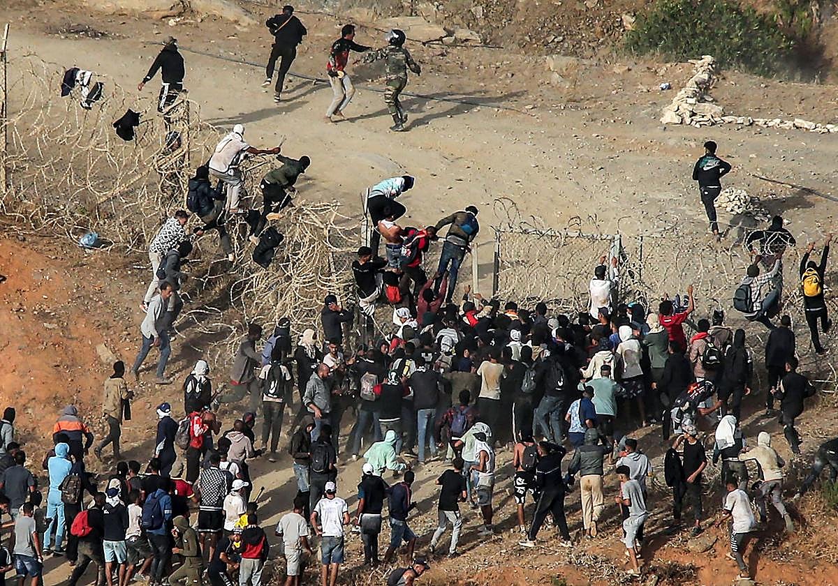 Cientos de inmigrantes tratan de cruzar la frontera entre Ceuta y Marruecos.