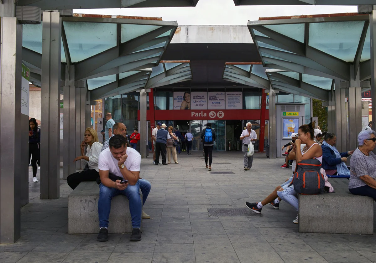 La estación de Renfe de Parla, este jueves, es uno de los enclaves más transitados y con más problemática en la ciudad