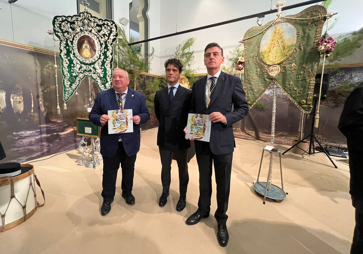 El presidente de la Hermandad Matriz, Santiago Padilla, el matador de toros Miguel Abellán y Antonio Ramos, delegado de Formación de la Matriz, en la presentación de la exposición