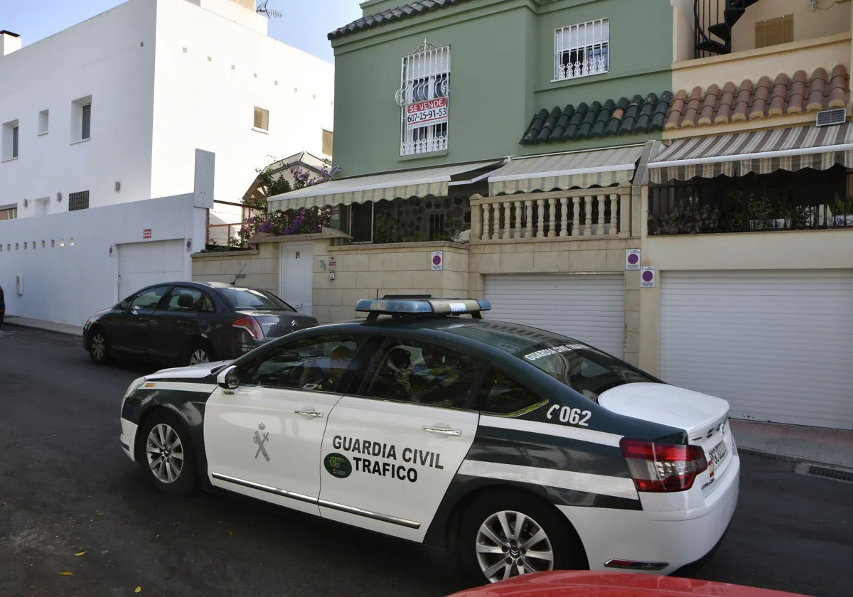 Un coche patrulla ante la vivienda en la que apareció asesinado Rafael Piorno