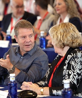 Imagen secundaria 2 - Asistentes al Comité Regional del PSOE que se ha celebrado este sábado en Toledo y en el que los asistentes han mostrado su apoyo total a Emiliano García-Page