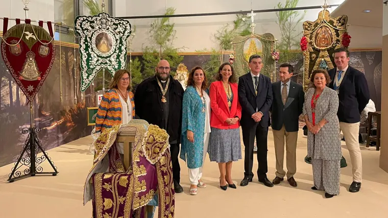 Integrantes de hermandades del Rocío, entre los Simpecados y un traje de luces