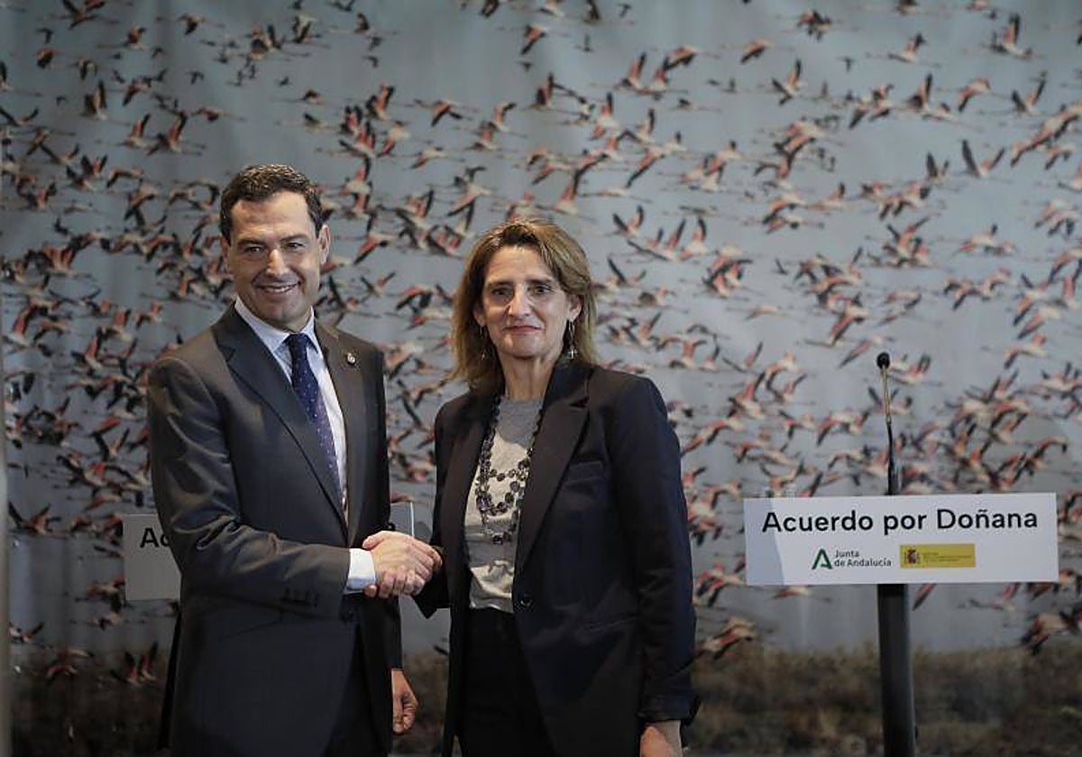 Firma del pacto por Doñana entre Juanma Moreno y Teresa Ribera