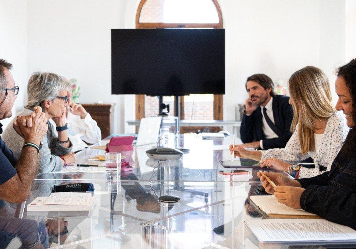 El ministro Urtasun, duranta la reunión con la Plataforma Mezquita-Catedral