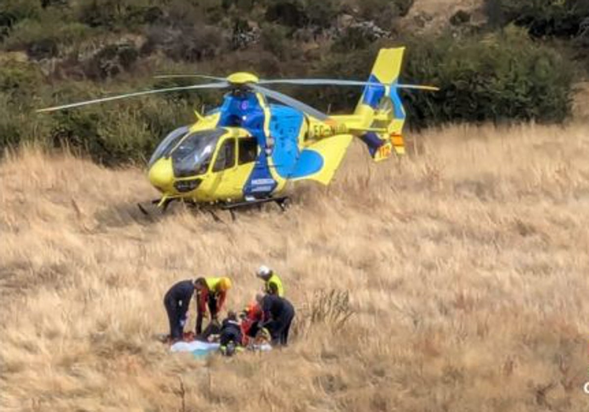 El herido es atendido por los servicios de emergencia