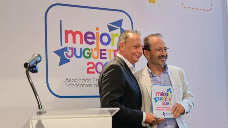 Un directivo de la empresa Paola Reina recibe el premio al Mejor Juguete del Año de mano del presidente de la Confederación Empresarial Valenciana (CEV), Salvador Navarro