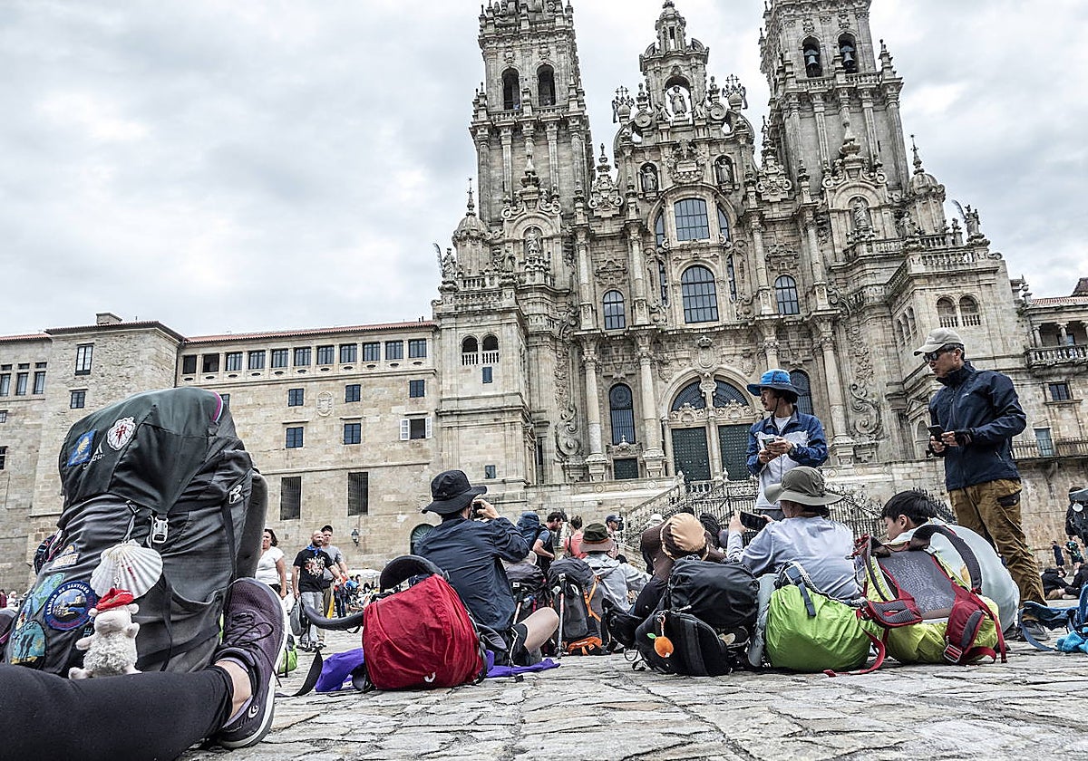 Peregrinos y turistas se mezclan en la emblemática Plaza del Obradoiro