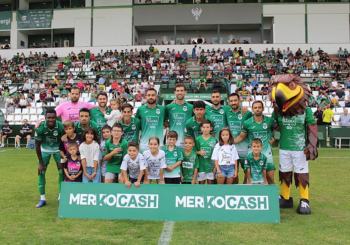 Los jugadores del CD Toledo posan con niños antes de partido