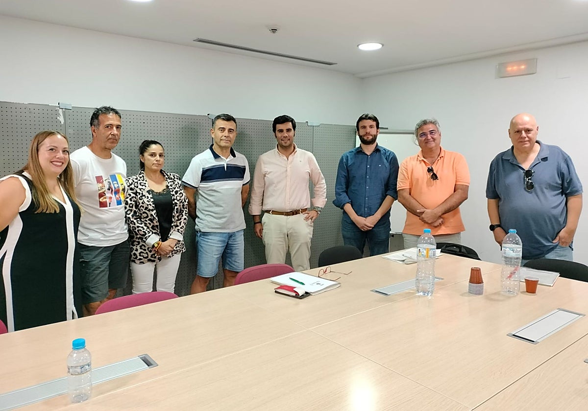 El alcalde Andrés Martín junto a varios concejales y representantes de CSIF y CCOO