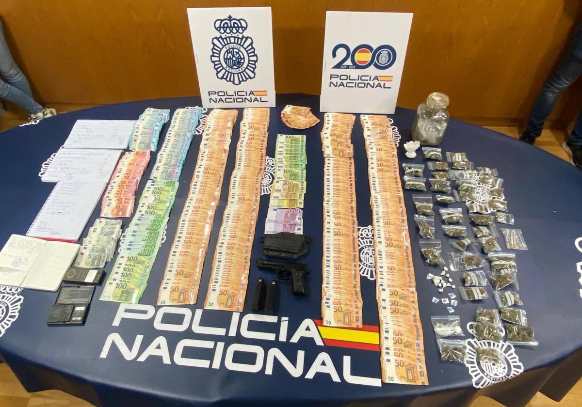 Dinero, armas y narcóticos incautados a la banda