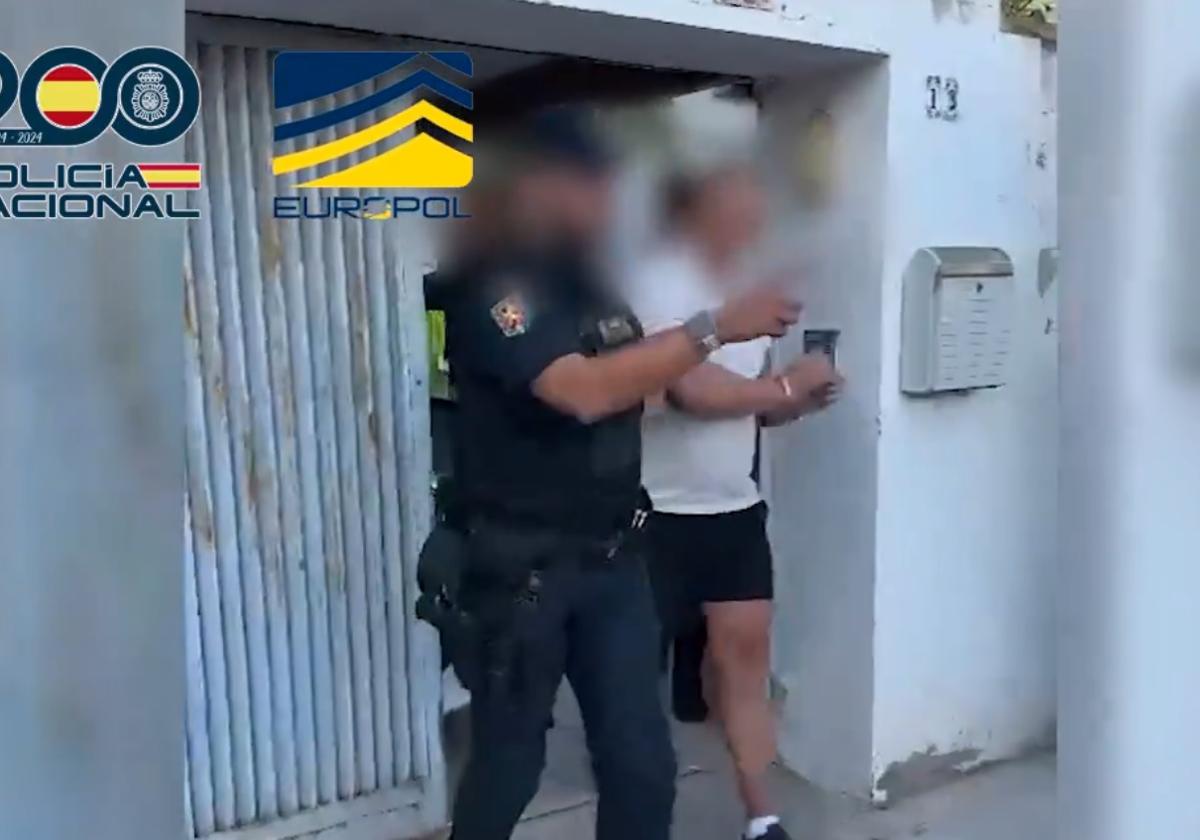 Uno de los detenidos en la operación