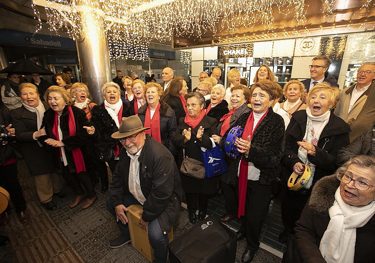 Una coral actuando en el Centro de Córdoba durante las pasadas Navidades