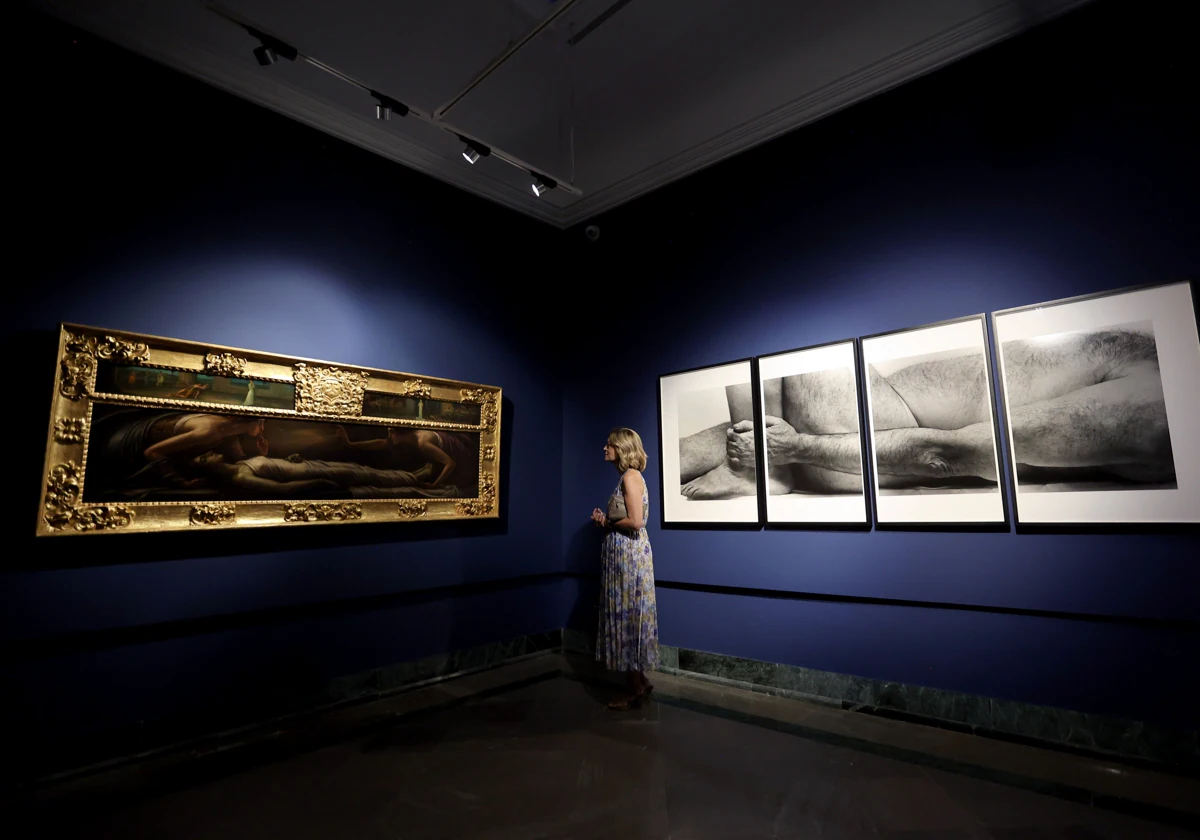 Una mujer en la exposición de la Posada del Potro