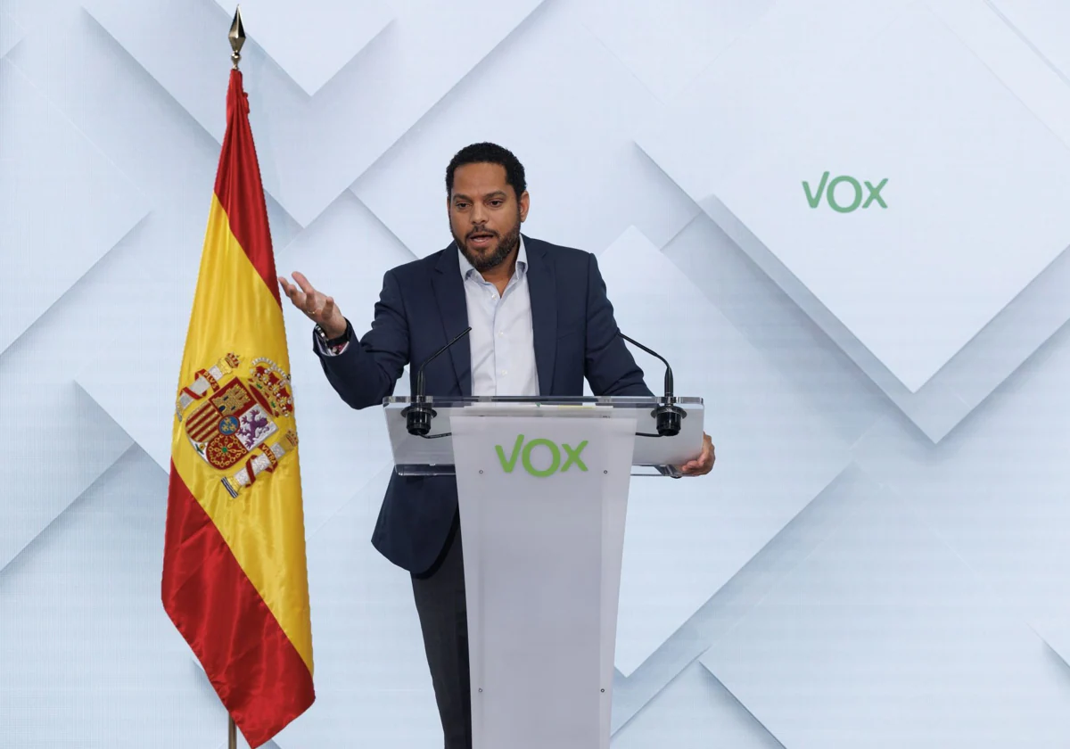 El secretario general de Vox, Ignacio Garriga, este lunes, en rueda de prensa, en la sede nacional del partido, en Bambú