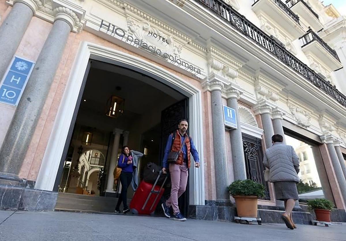 Viajeros a la salida de un establecimiento hotelero de la capital cordobesa