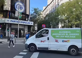 Ortega Smith escrachea al PP desde una furgoneta: «Almeida, trilero, devuelve el dinero»