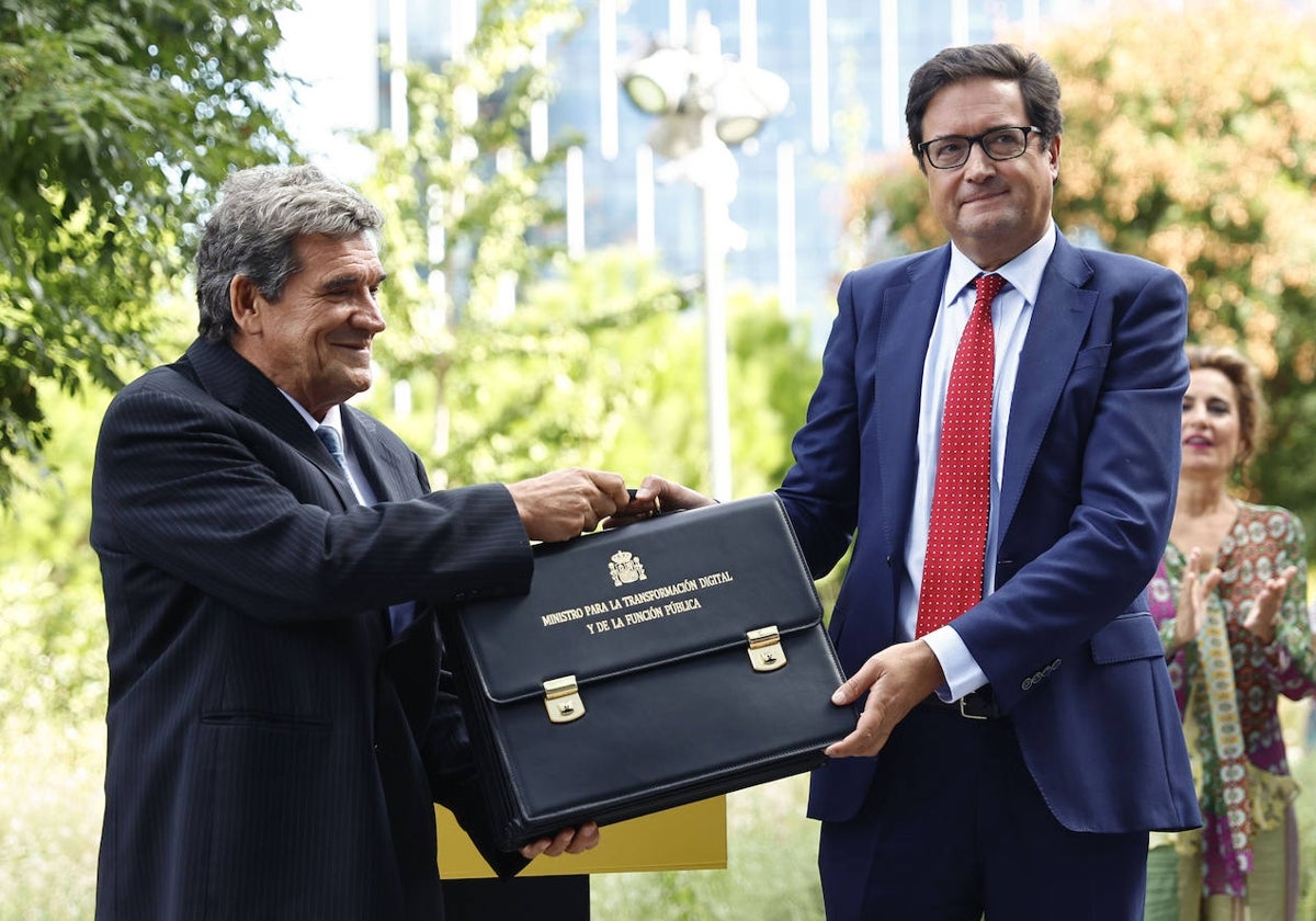 El nuevo ministro de Transformación Digital, Óscar López, recibe la cartera de manos de José Luis Escrivá