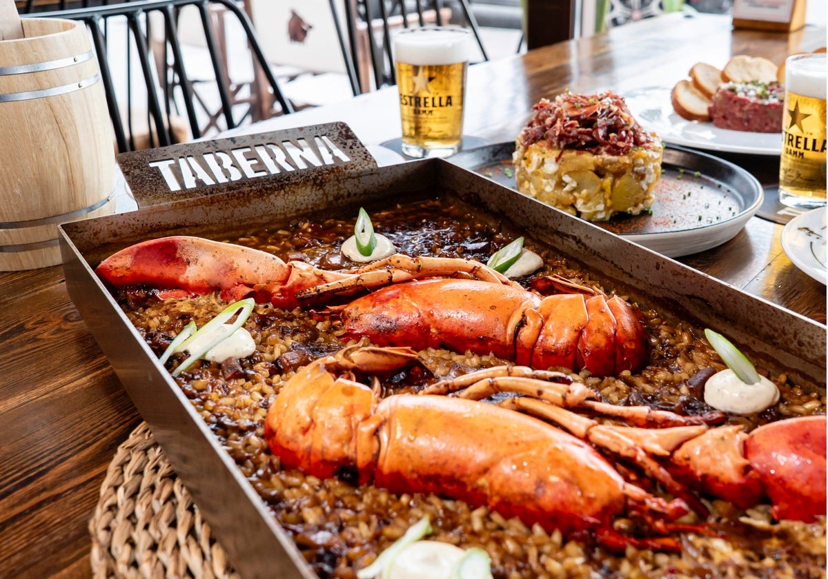 En Taberna sus arroces «a la llauna» se presentan monumentales tanto a la vista como al paladar, y sorprendentes por la combinación de alimentos, con el secreto de un horneado final que logra un sabor y textura original