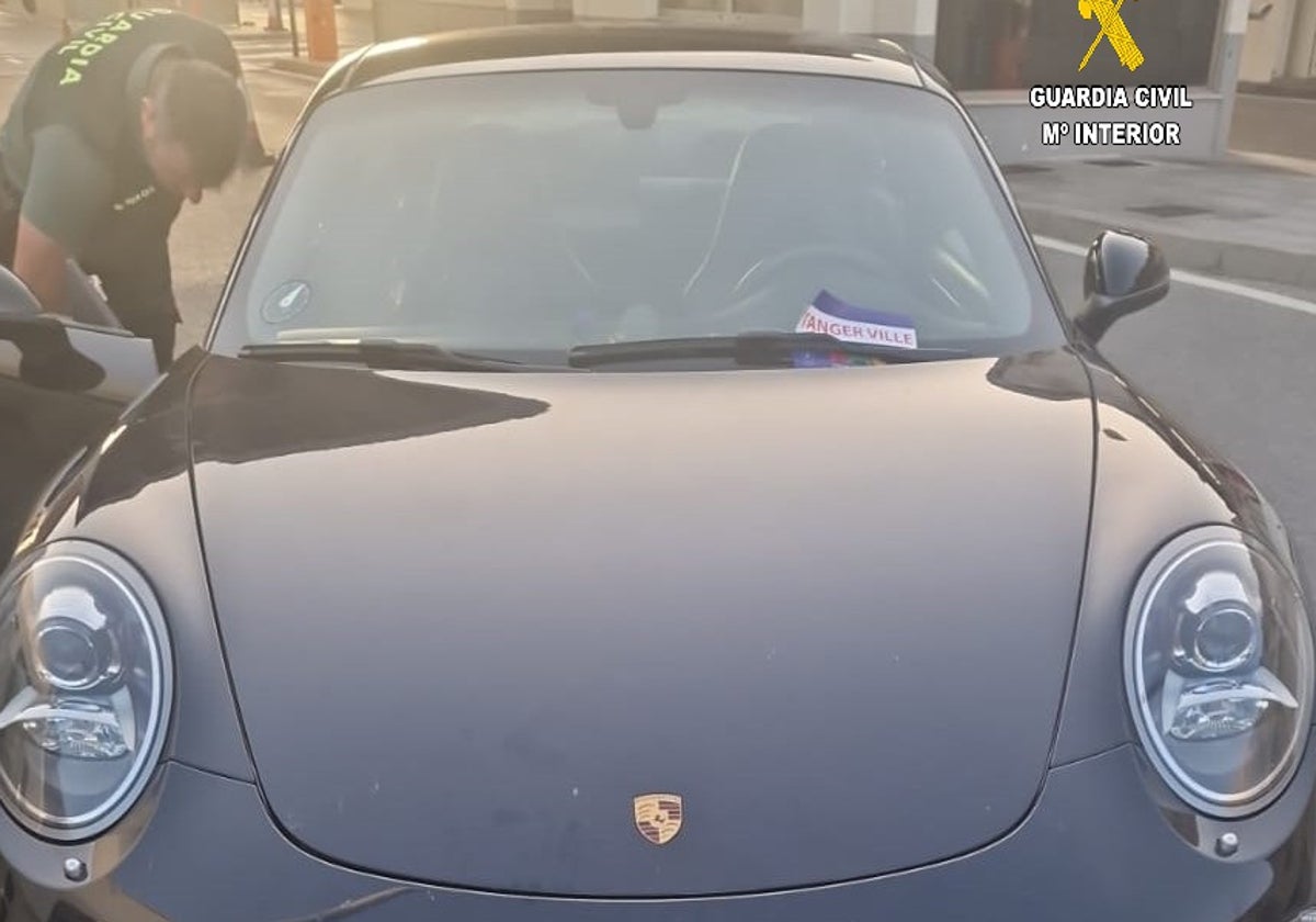 Un guardia civil con el Porsche recuperado en Tarifa