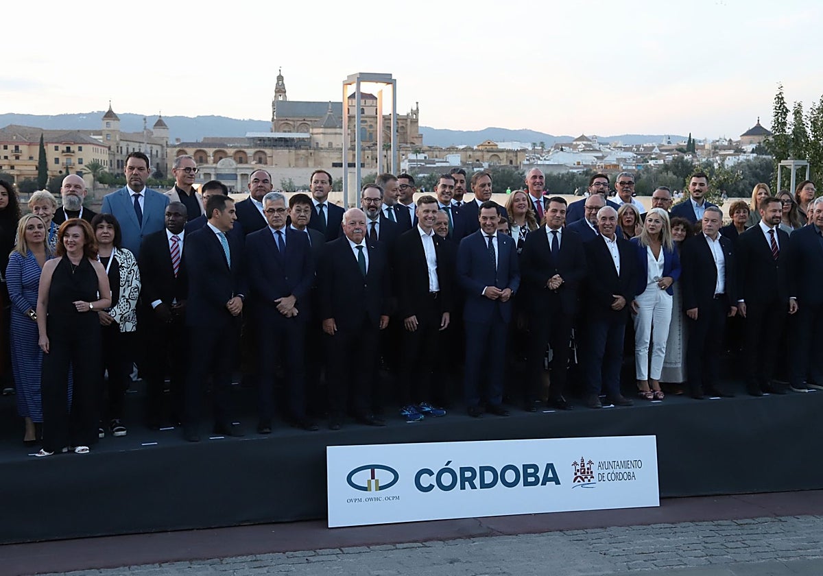 Autoridades asistentes al acto de inauguración