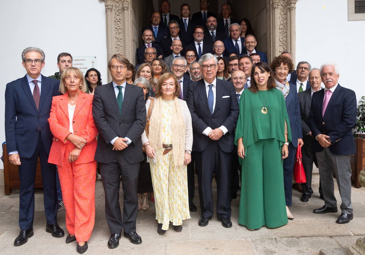 El conselleiro de Facenda, Miguel Corgos, con los participantes en la jornada organizada este martes por la CEG