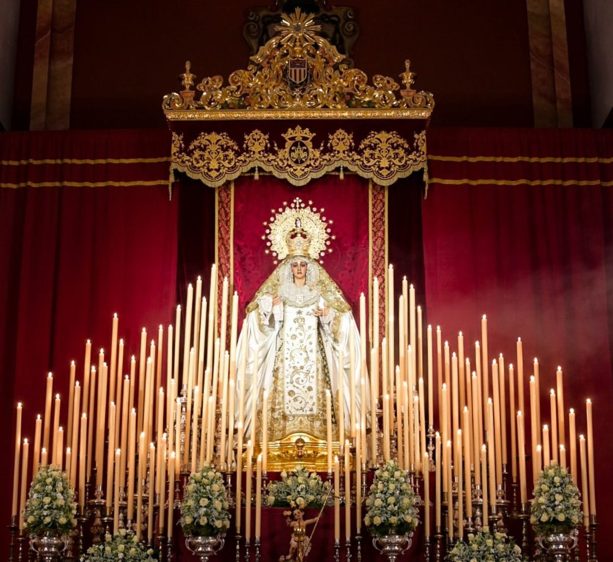 Altar de cultos del triduo en honor de la Virgen de la Merced, con el nuevo dosel