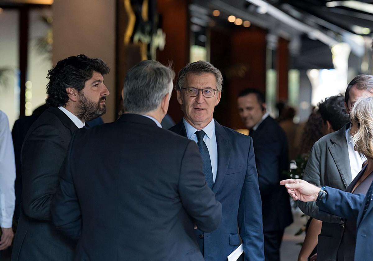 Feijóo, en el centro, junto a Javier de Andrés y Fernando López Miras