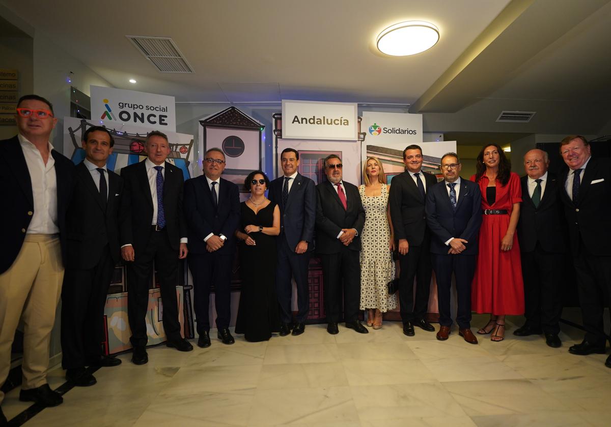 Foto de familia de los premiados por la ONCE con el presidente de la Junta