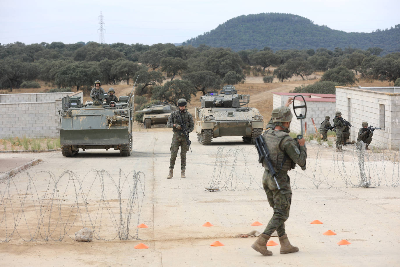 Fotos: Los militares de la BRI X se adiestran para sus misiones en el Líbano y Letonia